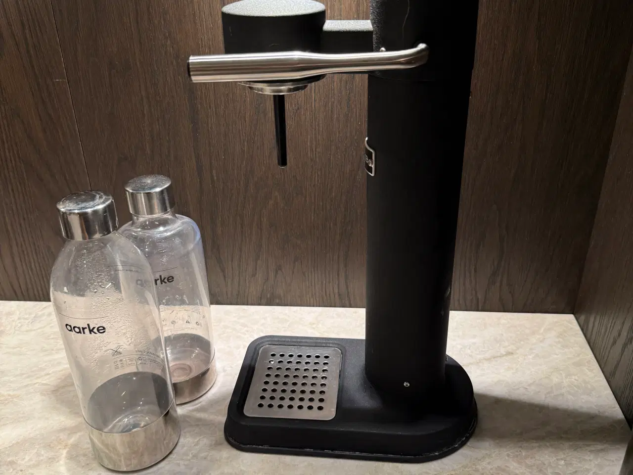 Billede 2 - aarke sodavandsmaskine matsort med 2 flasker 