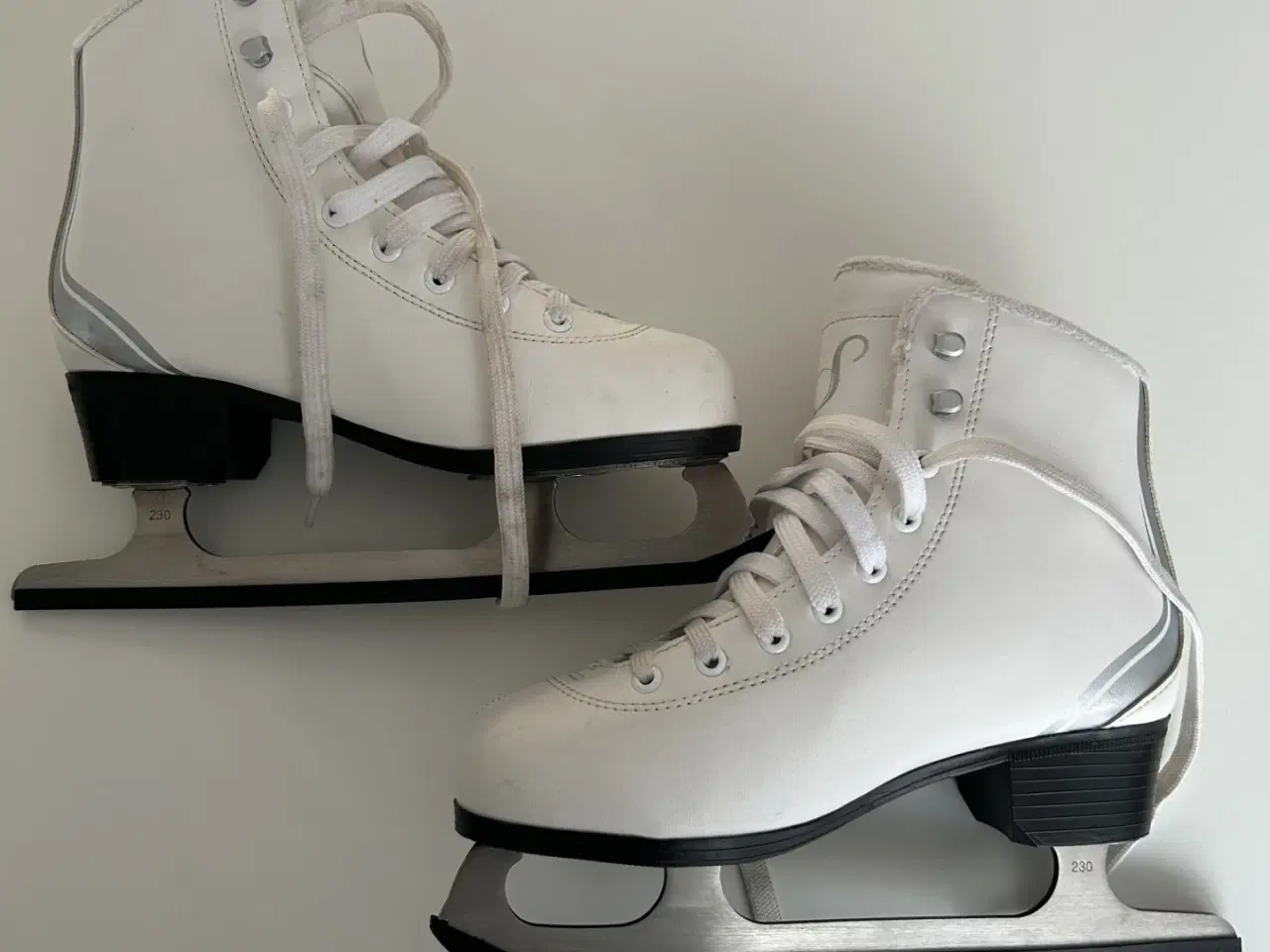 Billede 3 - Hvide kunstskøjter str. 36