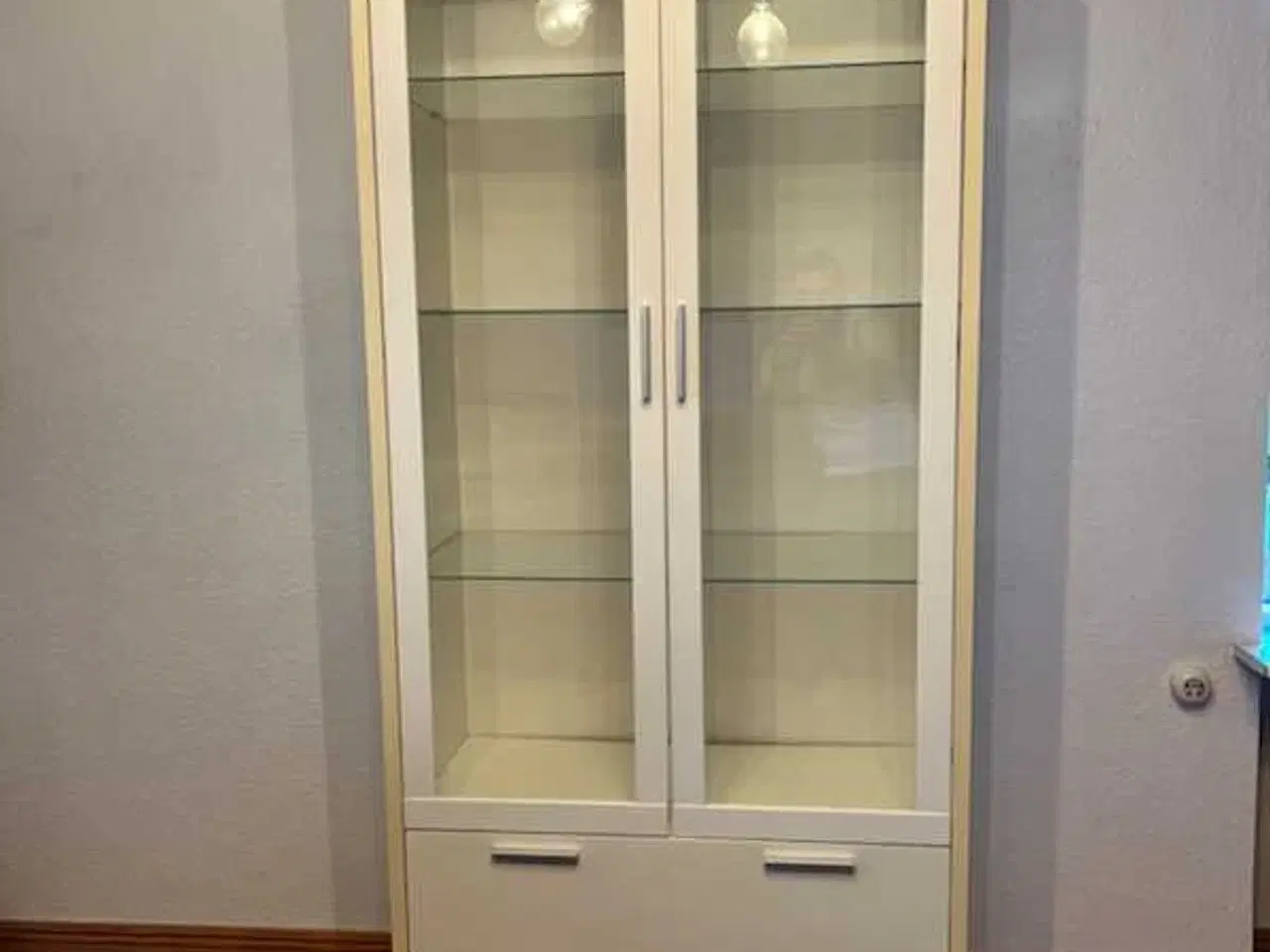 Billede 1 - Flot vitrineskab fra ILVA til salg.