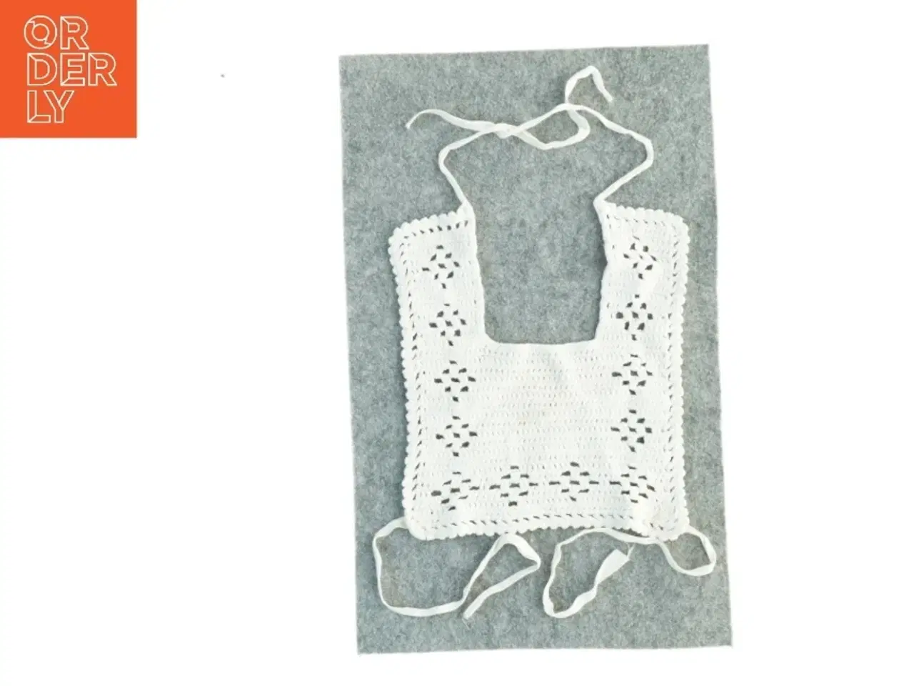 Billede 2 - Hæklet børneforklæde (str. 22 x 20 cm)