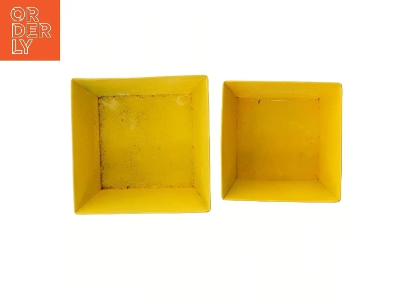 Billede 2 - Gule dekorerede metalbakker (str. 2 stk 23x23 & 20x20 cm)