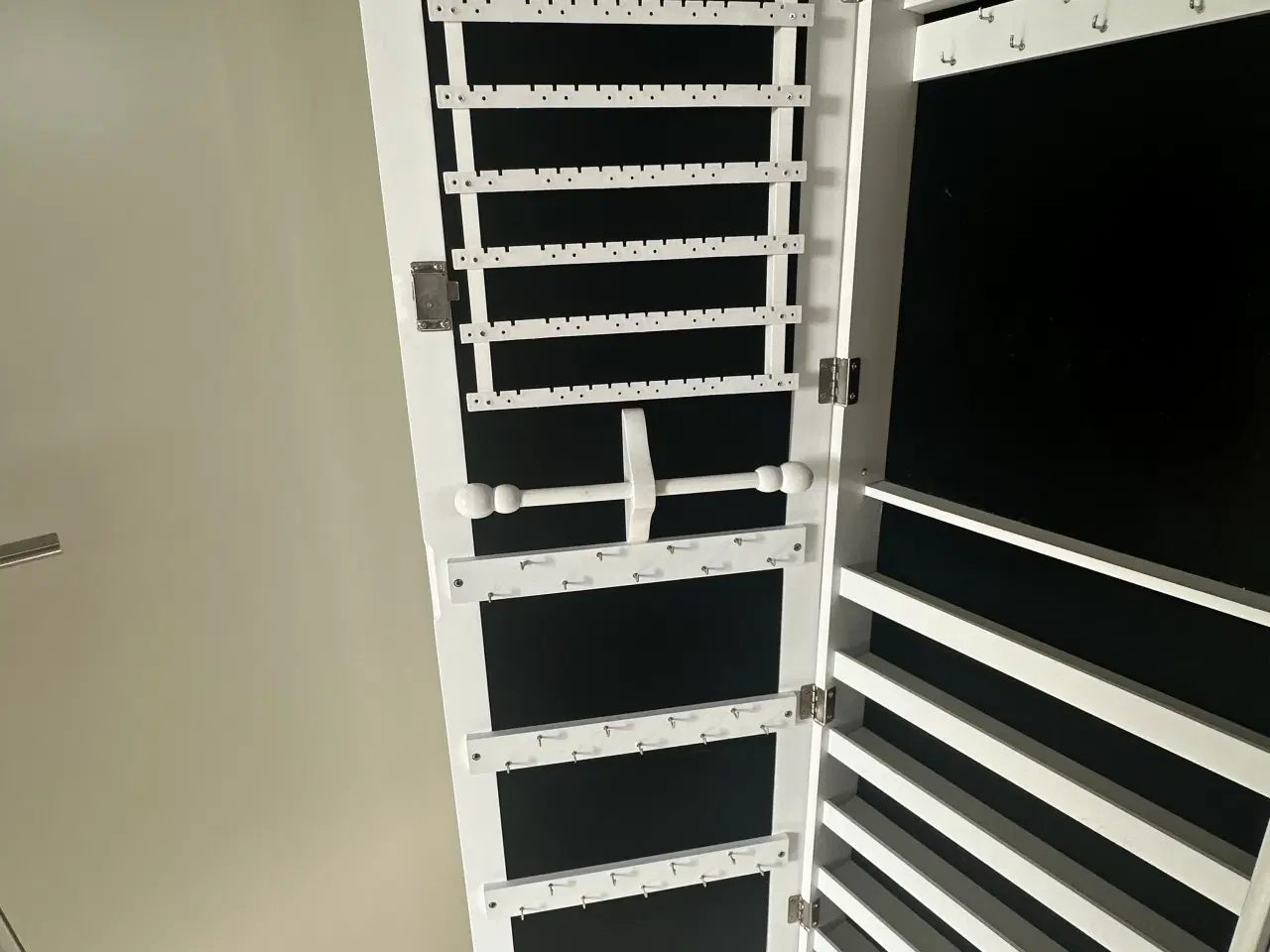 Billede 4 - Spejl med smykkeskab