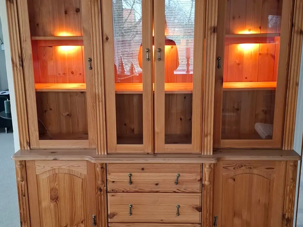 Billede 2 - Vitrineskab i fyrtræ.