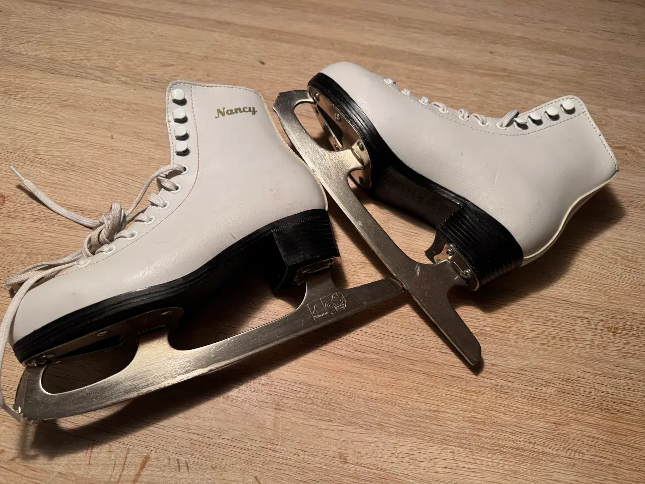 Billede 3 - Hvide NANCY kunstskøjter str 34.