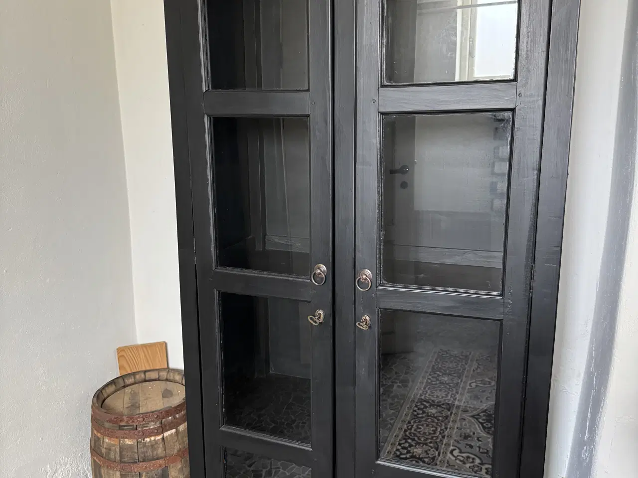Billede 1 - Sort bejdset vitrineskab
