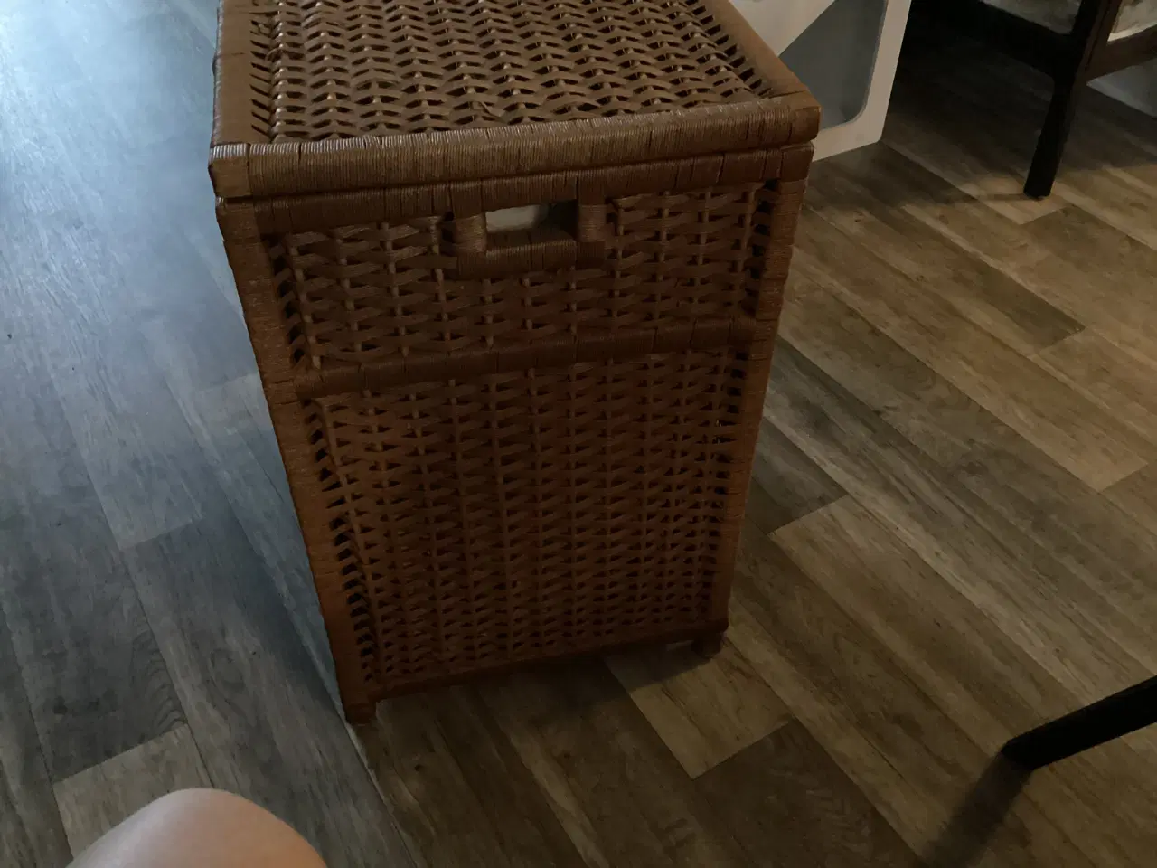 Billede 5 - Vasketøjskurv i kraftigt flet 