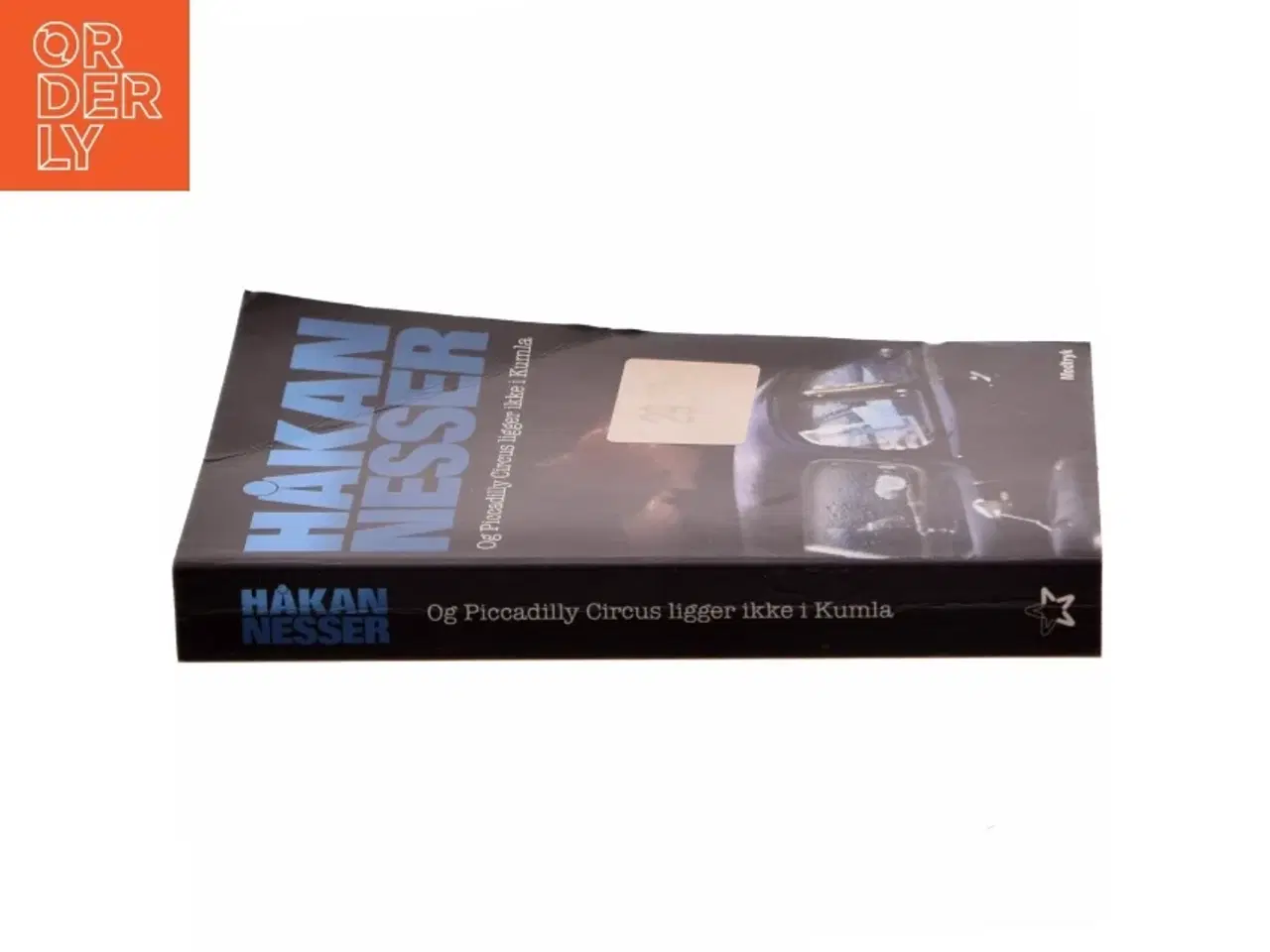 Billede 2 - Og Piccadilly Circus ligger ikke i Kumla af Håkan Nesser (Bog)