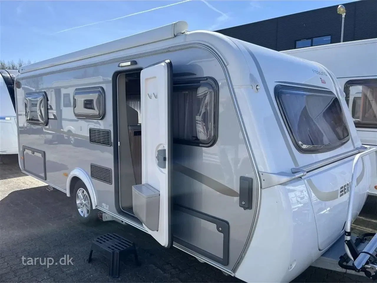 Billede 1 - 2022 - Hymer Feeling 442   Fortelt: Walker, mover, solceller, fast markise m sider og front, cykelholder, Truma UltraHeat, el- og gasboiler, endesiddegruppe, dobbeltseng