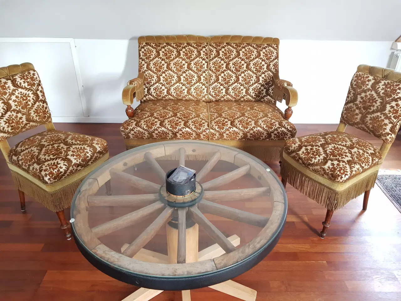 Billede 1 - Sofagruppe med 2 stole i gul/grøn velour og frynse