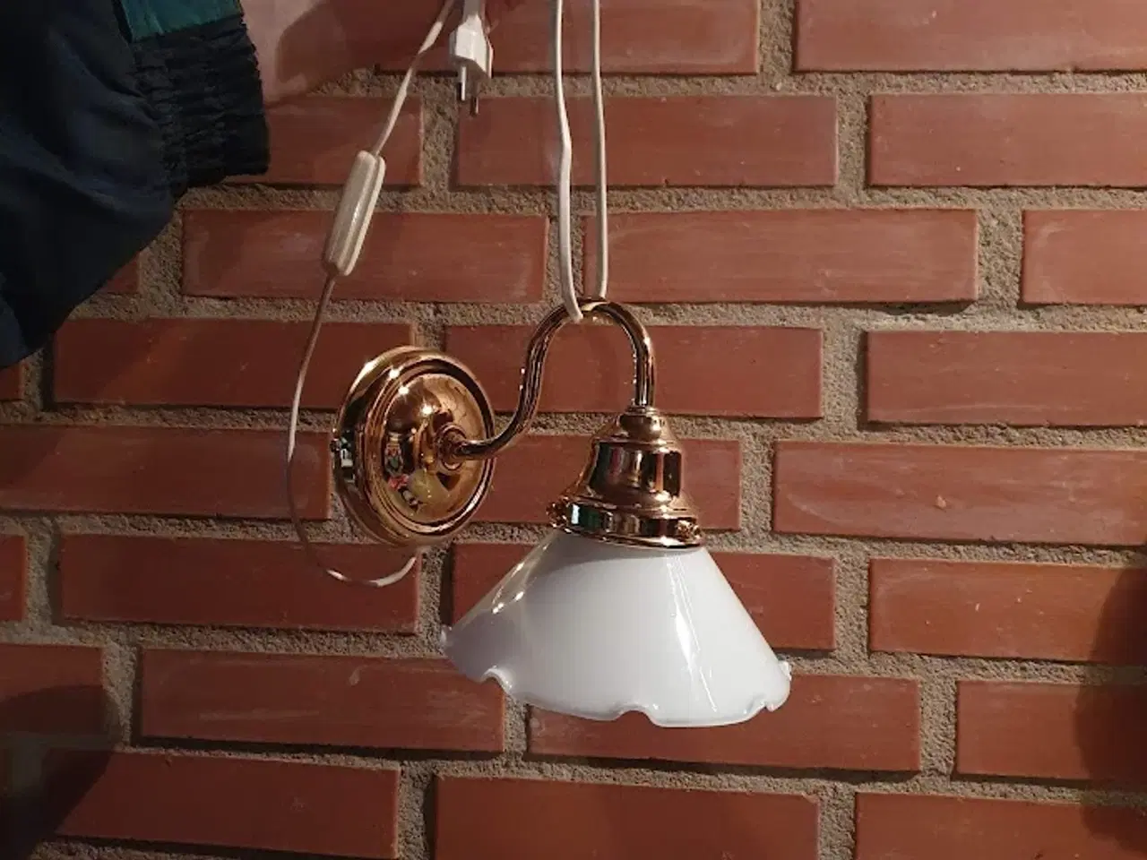Billede 2 - Skøn lille væglampe - messing med hvid skærm