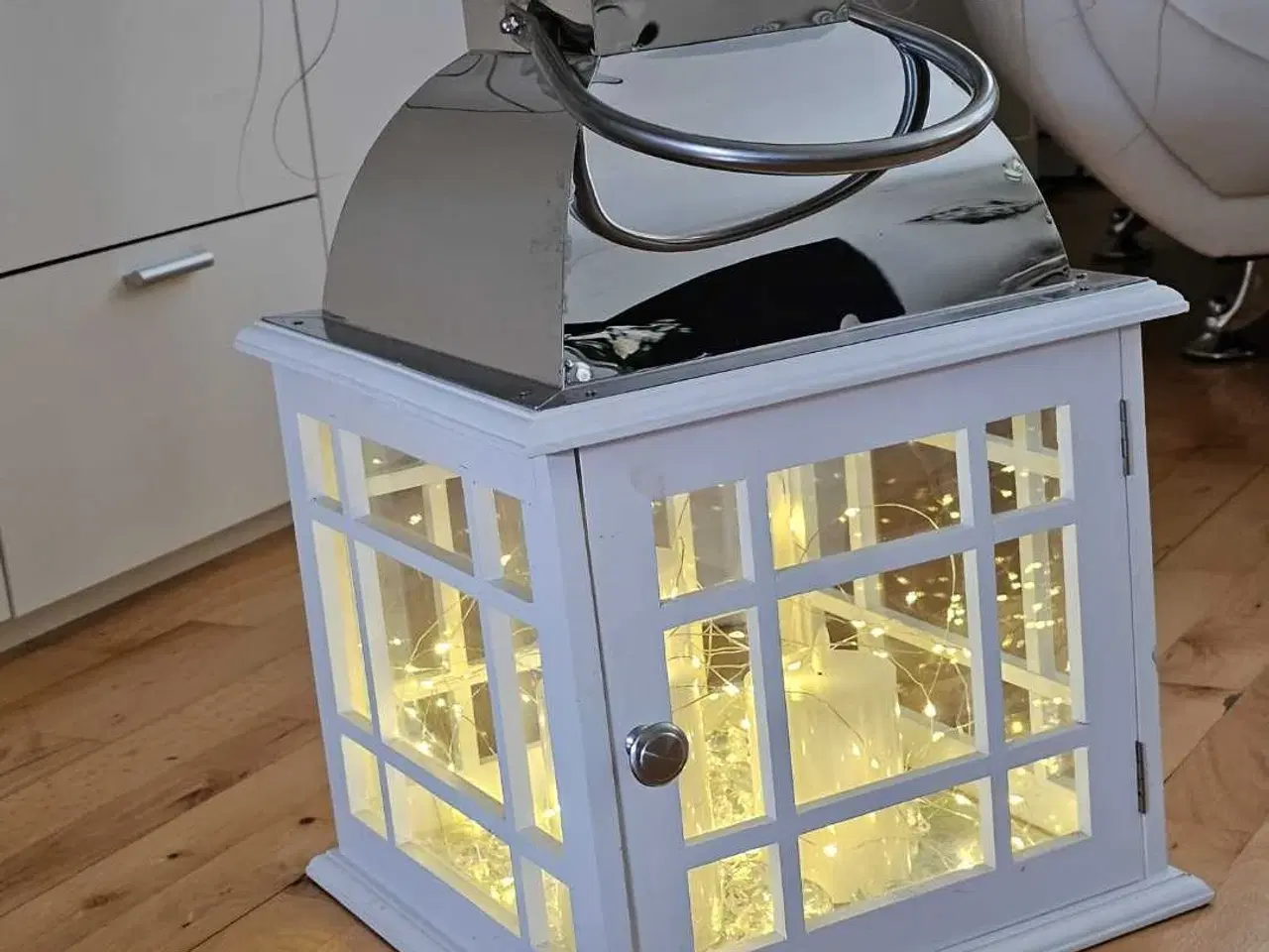 Billede 1 - Lanterne I hvidt træ med små vinduer.