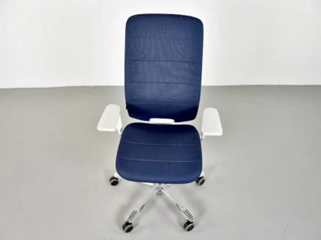 Billede 5 - Kinnarps capella white edition kontorstol med mørkeblåt polster og armlæn