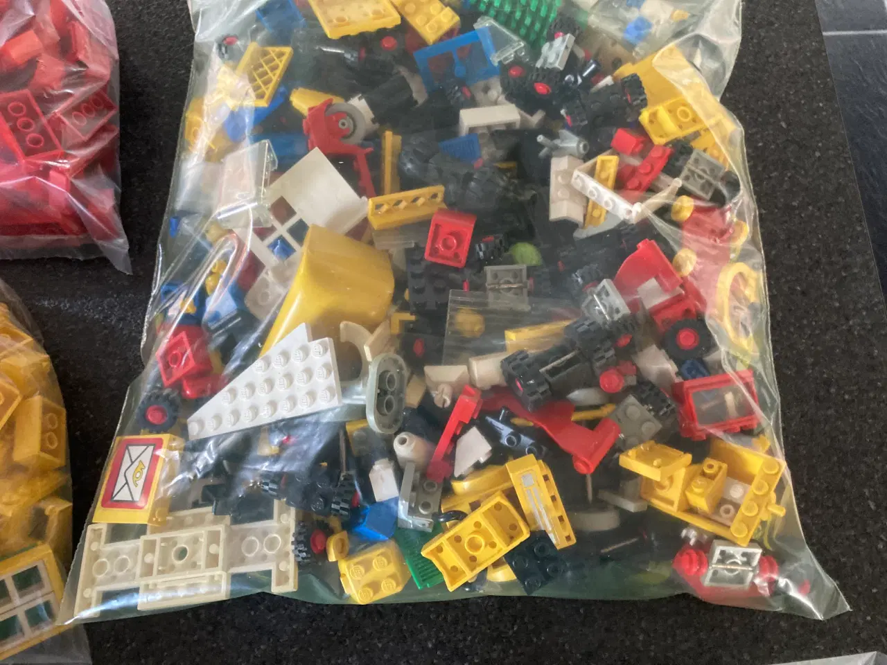 Billede 2 - Store poser forskellig Lego. Bla. Biler.
