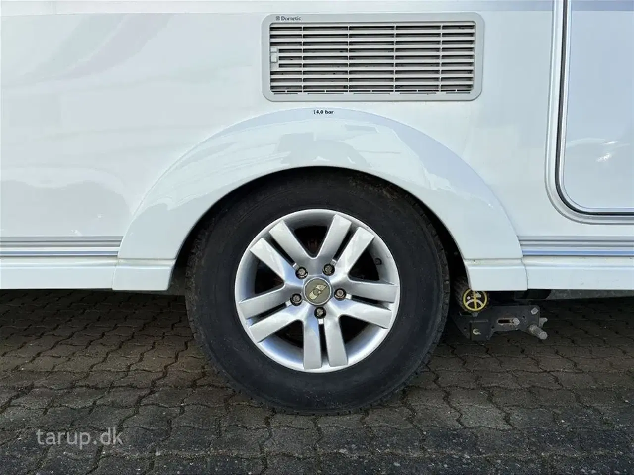 Billede 6 - 2014 - Adria Adora 512 UL   Mover, myggenetsdør, enkeltsenge m/udtræk, rundsidde-gruppe, el-gulv-varme, 90l. køleskab med fryser, stabilisator, glatte glasfibersider