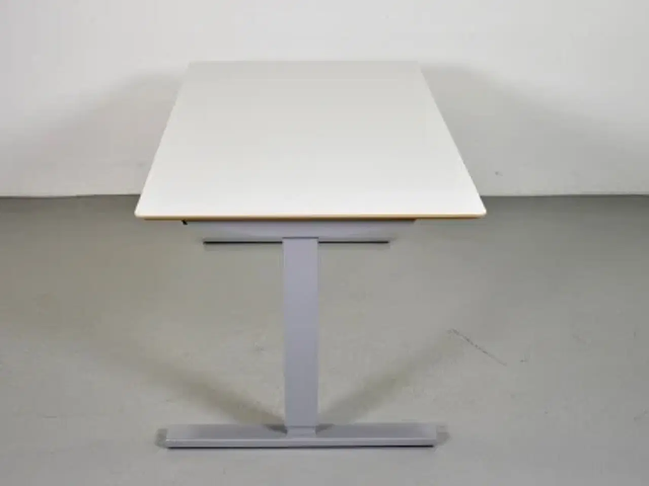 Billede 4 - Hæve-/sænkebord med hvid laminat fsc plade på alu stel