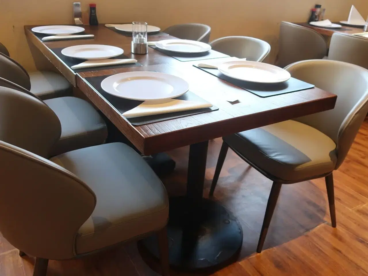 Billede 3 - 2 borde og 6 nye stole