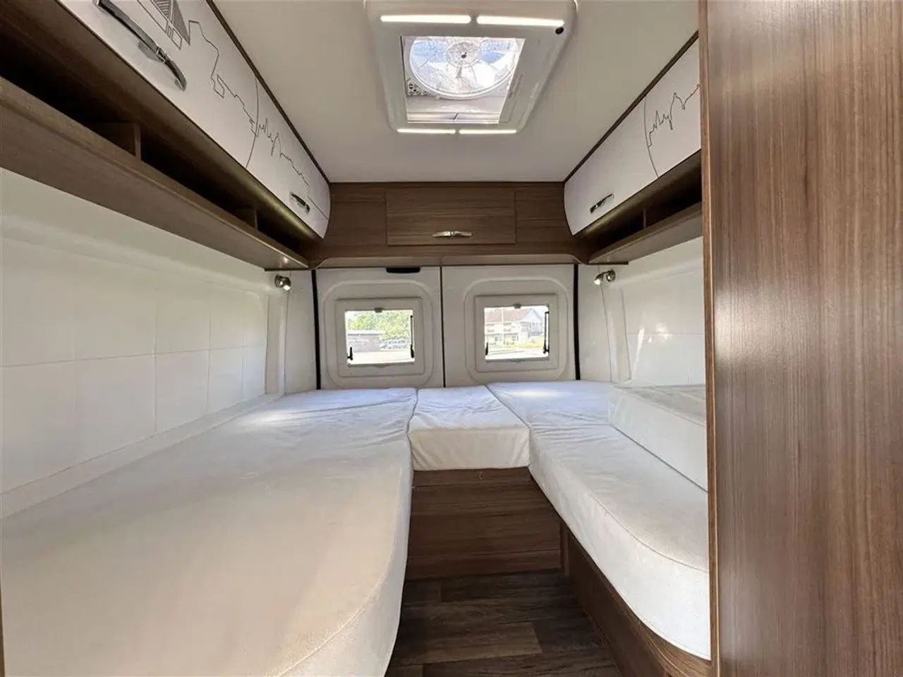 Billede 13 - 2021 - Bravia 636 140 Hk Edition 30   Campervan med langsgående senge og god indretning Kørt 20,500 Km.