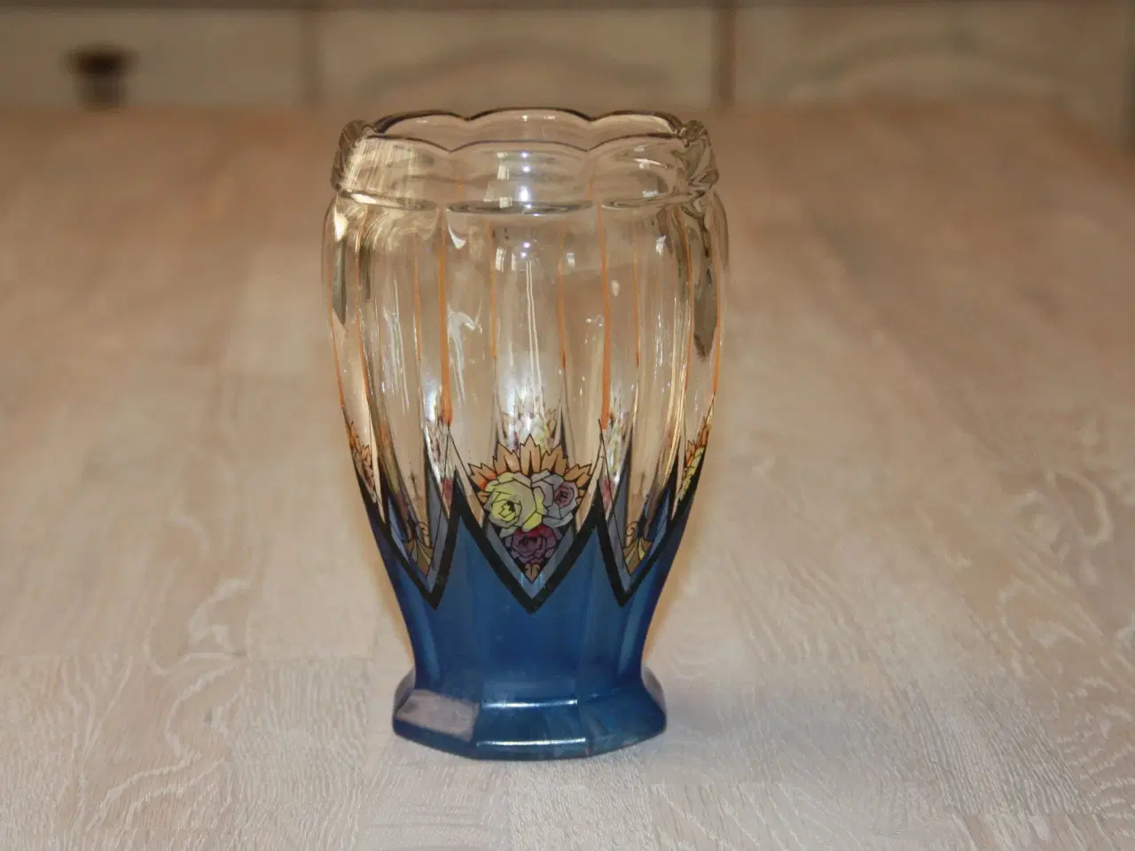 Billede 2 - Gammel håndmælet glas vase H.: 17,5 cm