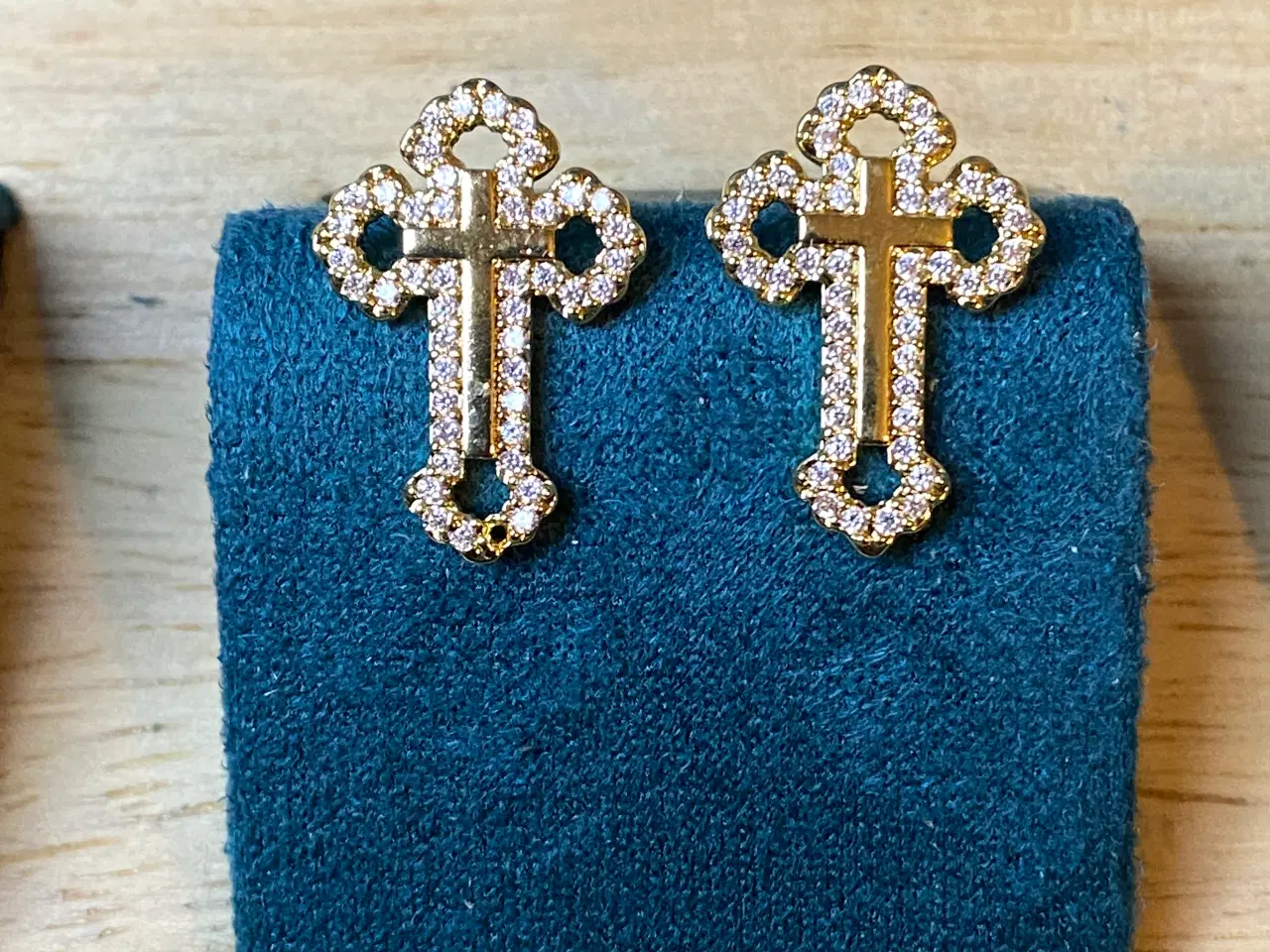 Billede 3 - 18K Guldbelagt Halskæde og Øreringe Sæt Med Kors.