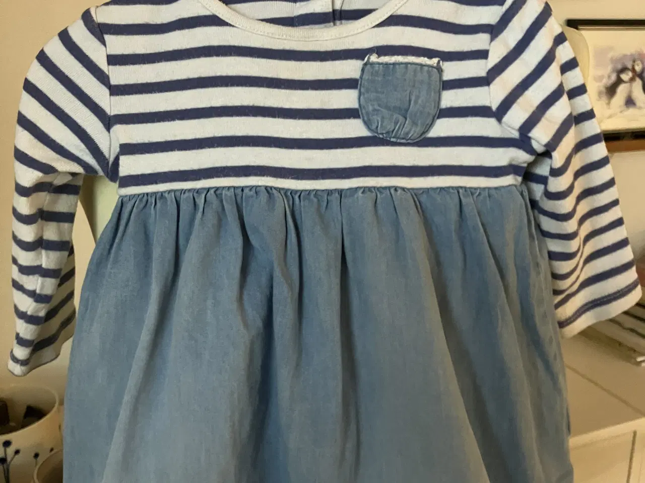 Billede 1 - Kjole fra Next, str. 74/6-9 mdr.