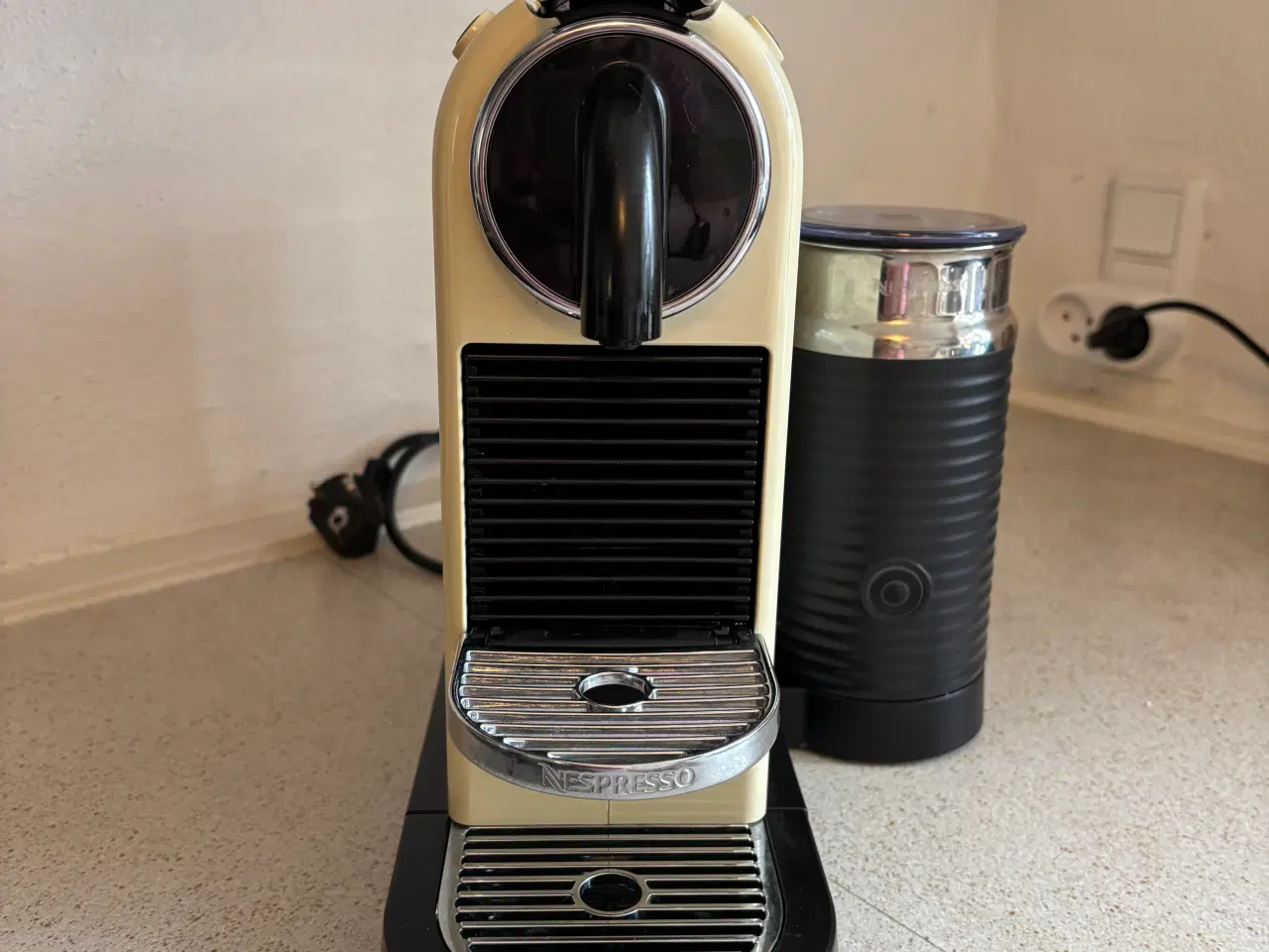 Billede 4 - Nespresso kaffemaskine med mælkeskummer