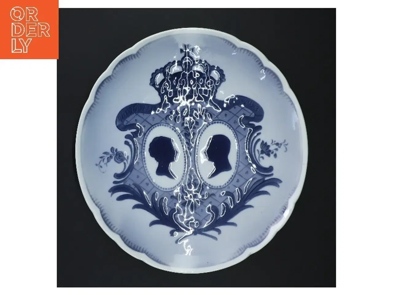 Billede 1 - Dekorativ porcelænstallerken med silhouette design fra Royal Copenhagen (str. Ø 25 cm)