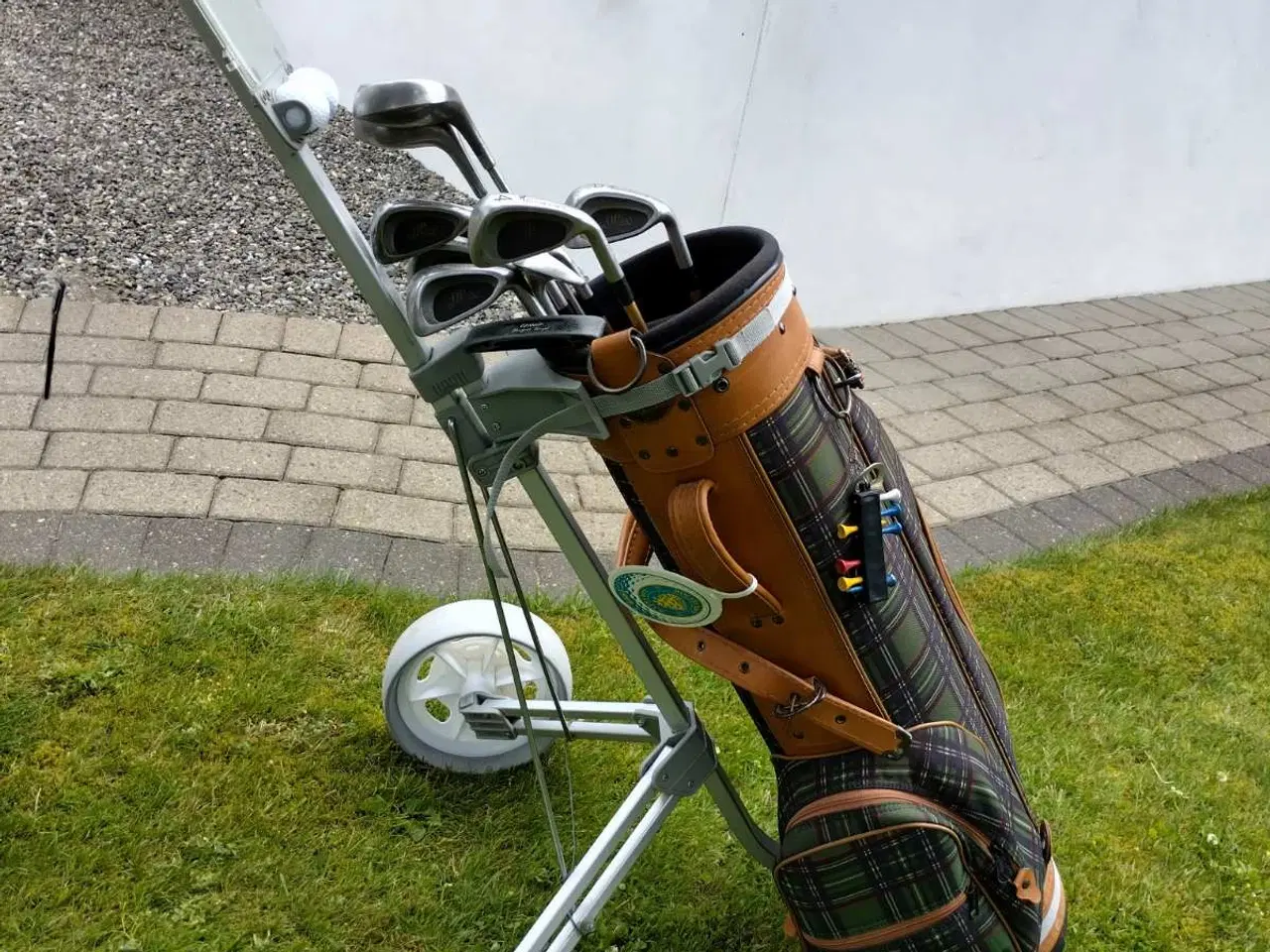 Billede 1 - Golf bag med vogn, jern og golfkuler