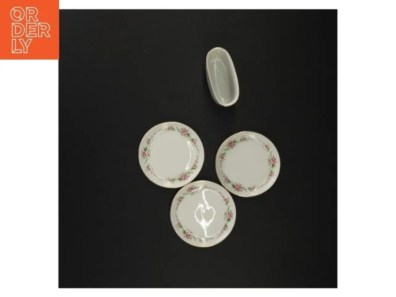 Billede 3 - Porcelænstallerkener og lille vase/skål fra Benedikte (str. Diameter 8 cm og 7 x 5 og en halv cm)