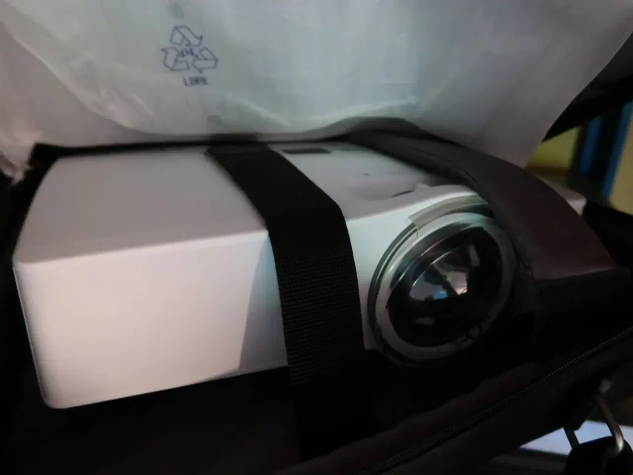 Billede 7 - Reol med div. Elektronik samt projektor OPTOMA