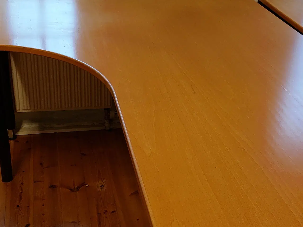 Billede 7 - 2 skriveborde samt 2 kontorstole bortgives