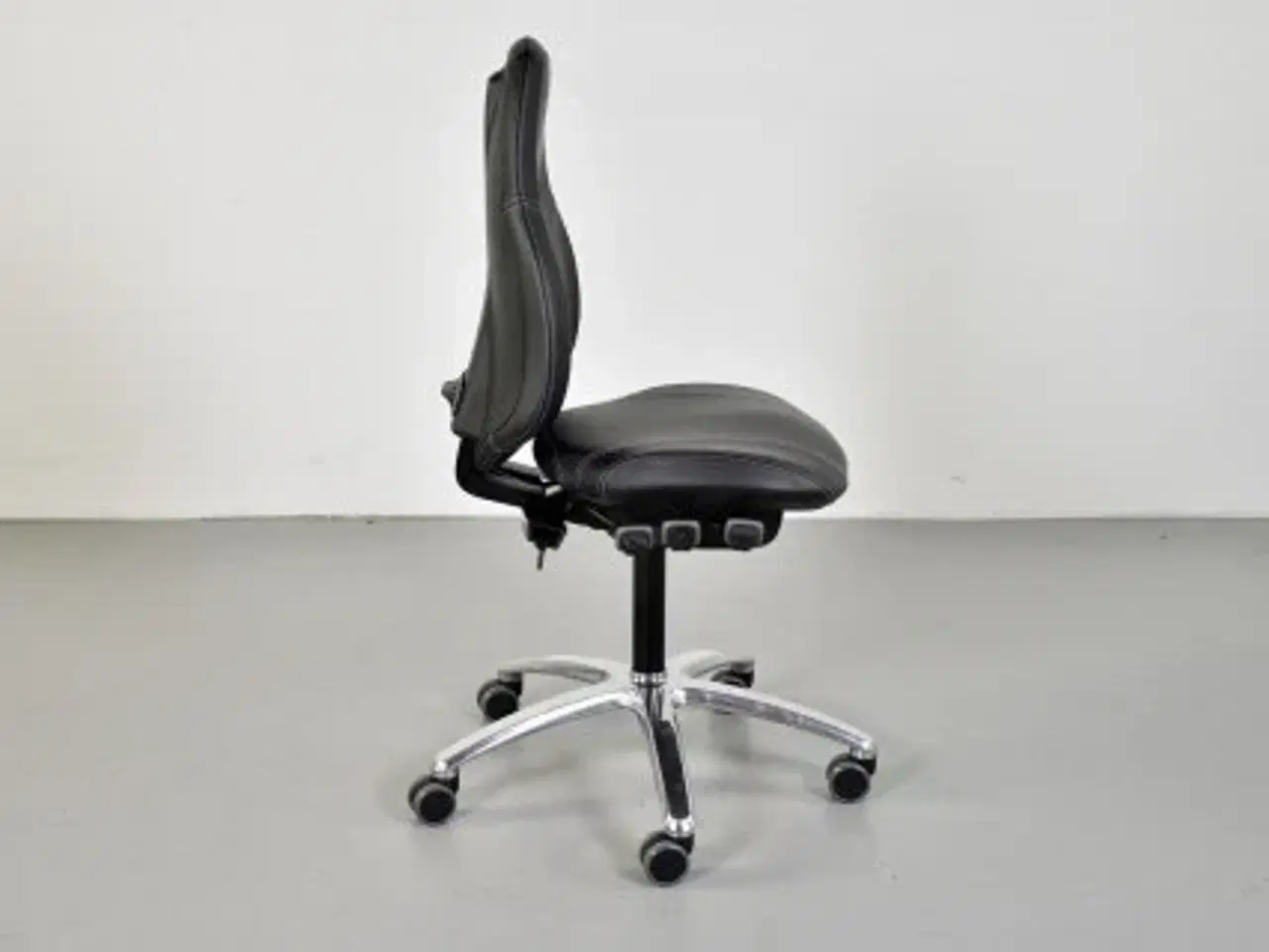 Billede 4 - Rh mereo 220 kontorstol med sort læder og blank fod