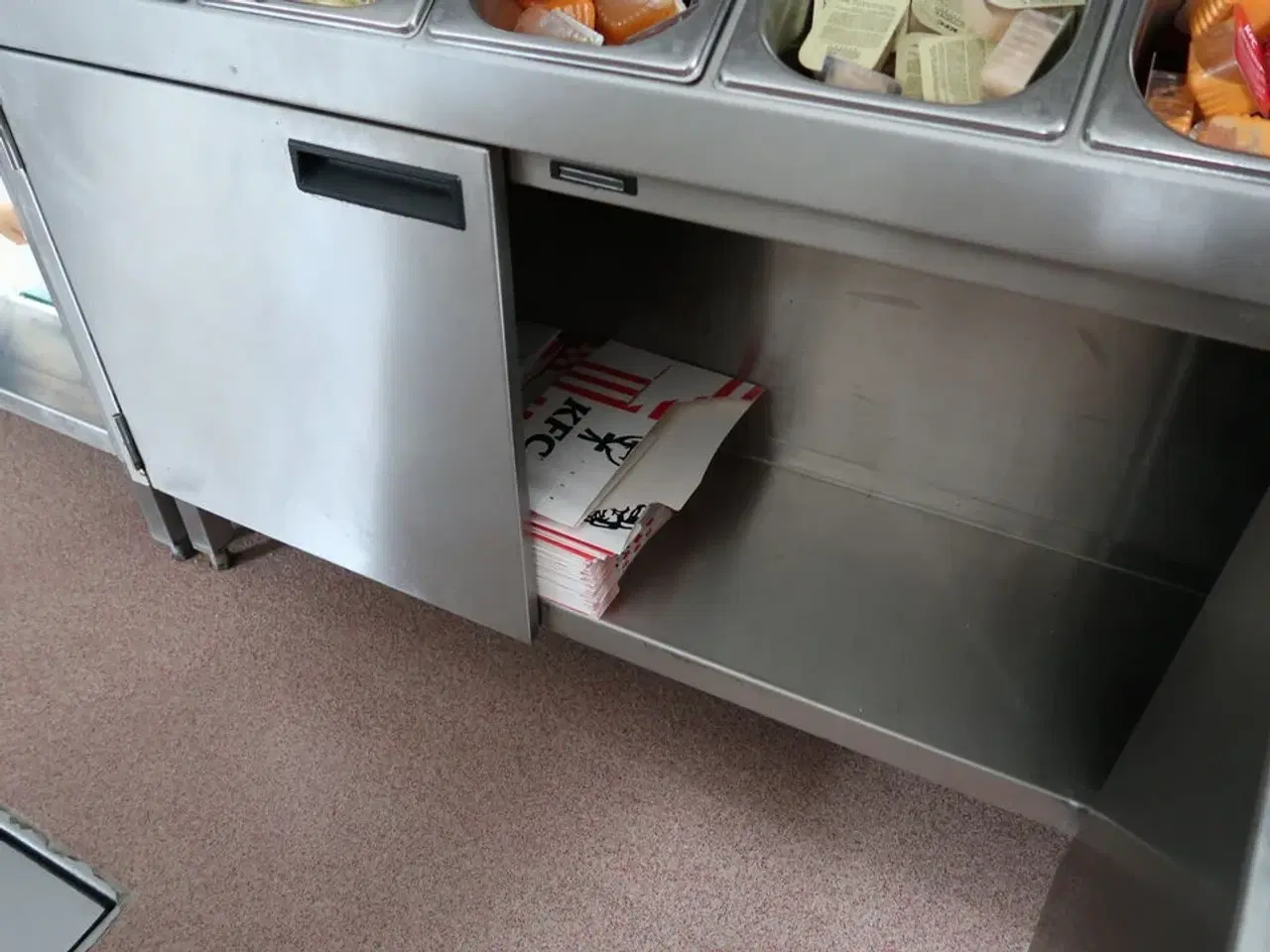 Billede 9 - Rustfri stålbord med indhold