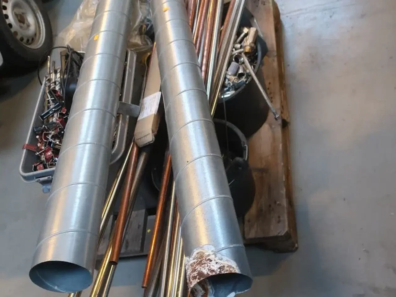 Billede 1 - Rør, fittings m.m. på palle