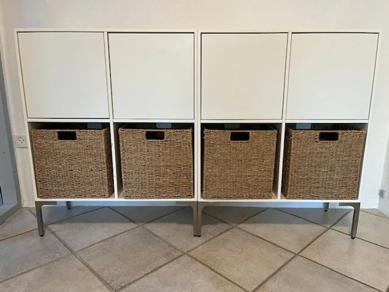 Billede 2 - Elegant skab til opbevaring - med låger og kurve
