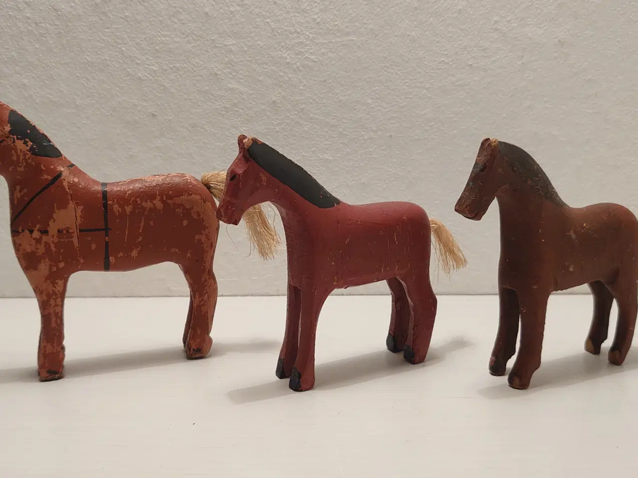 Billede 1 - Fængselslegetøj: 3 Brune heste. L. 11 og 2 x 9,5cm