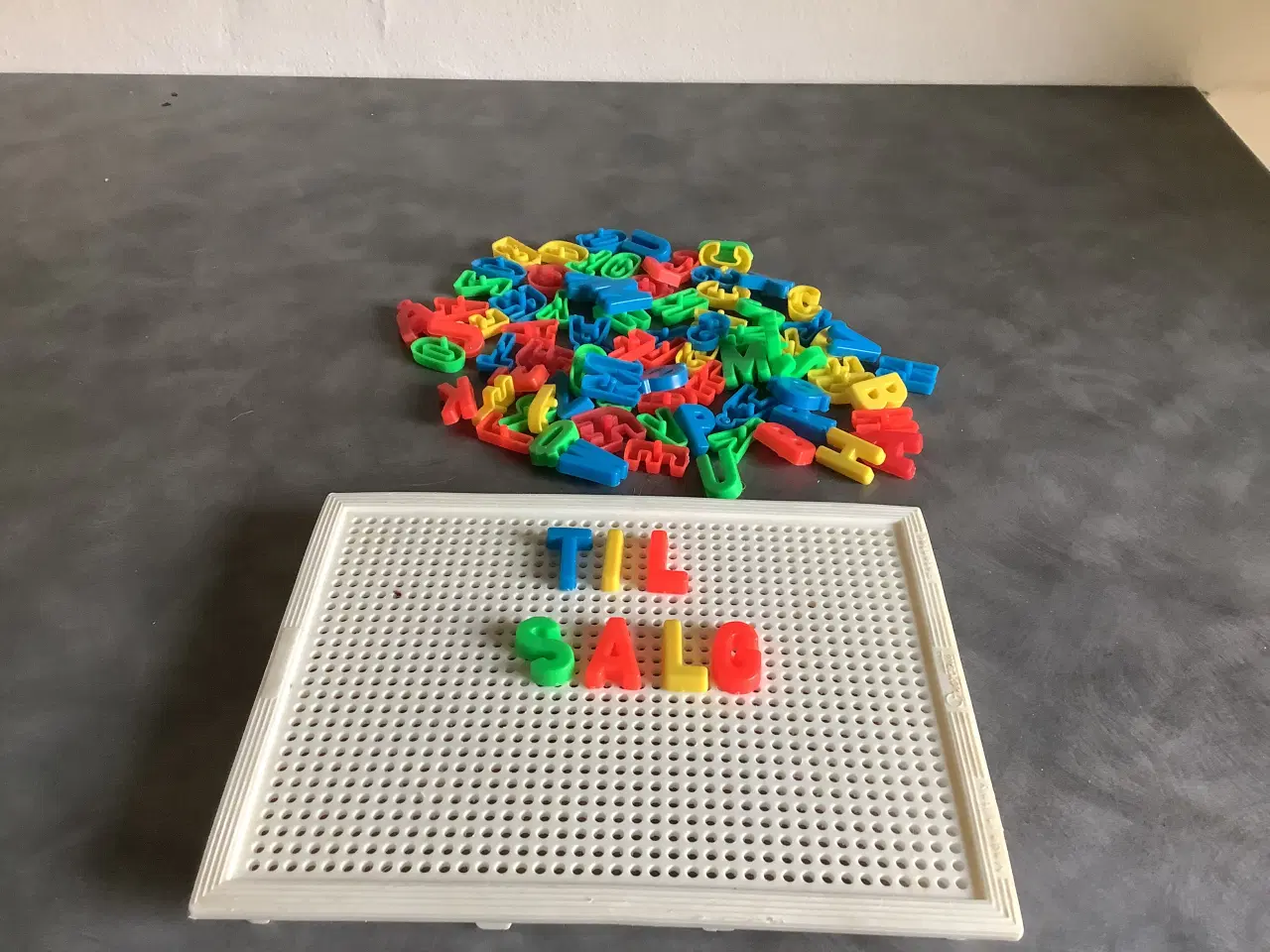 Billede 3 - Mosaik med bogstaver og stifter i 4 farver