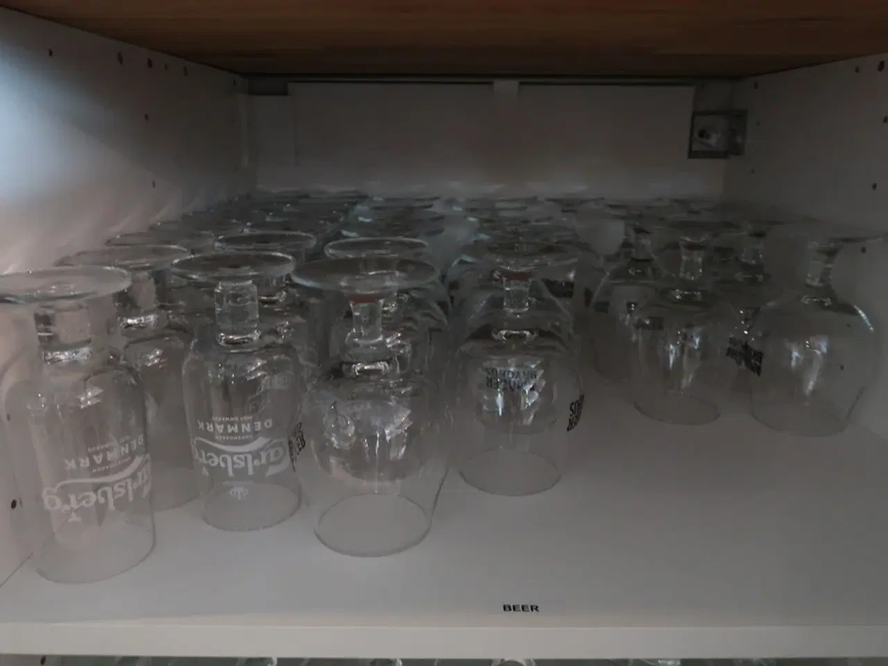 Billede 5 - Stort parti øl & vinglas i skab