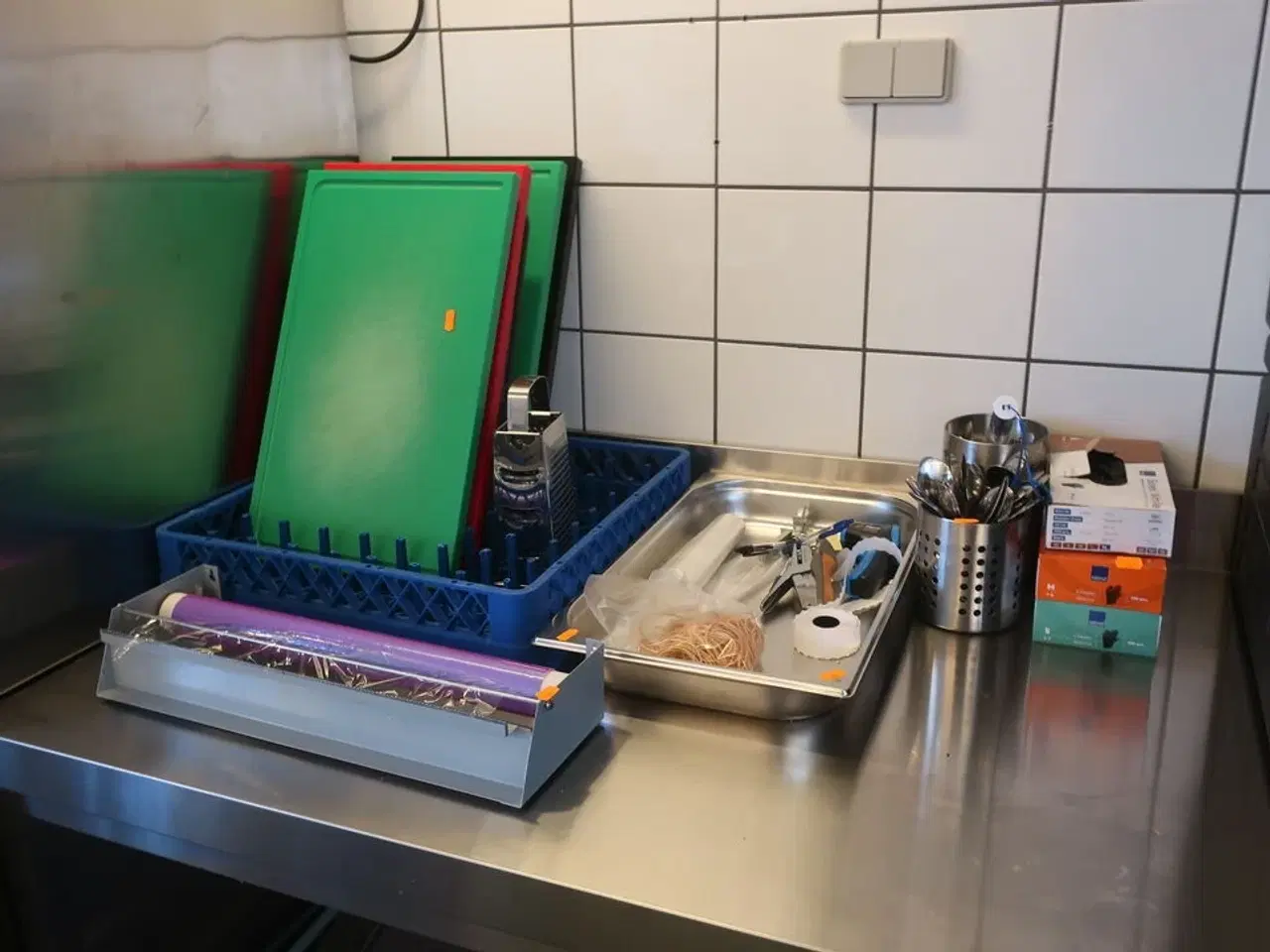 Billede 1 - Indhold på bord, opvaskebakker medfølger ikke