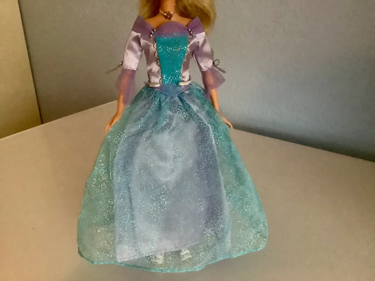 Billede 3 - Lange kjoler til Barbie. Samlet pris 25 kr.