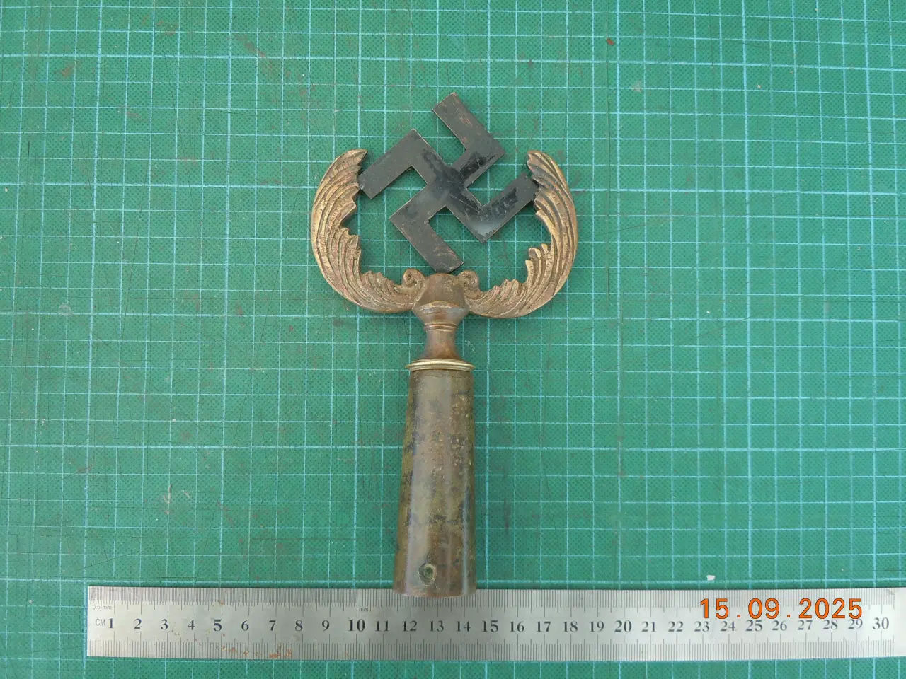 Billede 2 - Fanespids med svastika, bronze.
