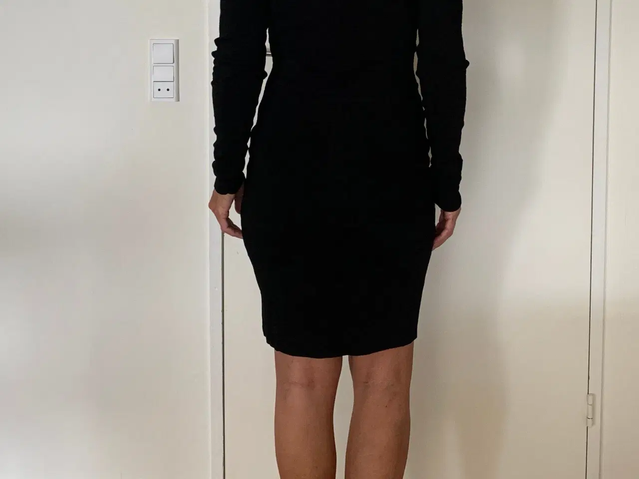 Billede 9 - Esenz smuk sort tætsiddende sort kjole str. M 