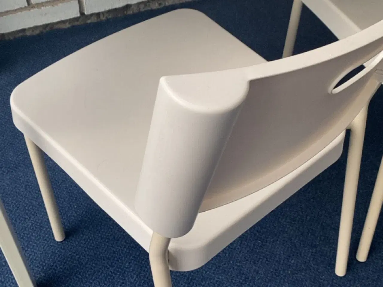 Billede 4 - Hvidt spisebord med 3 hvide stole