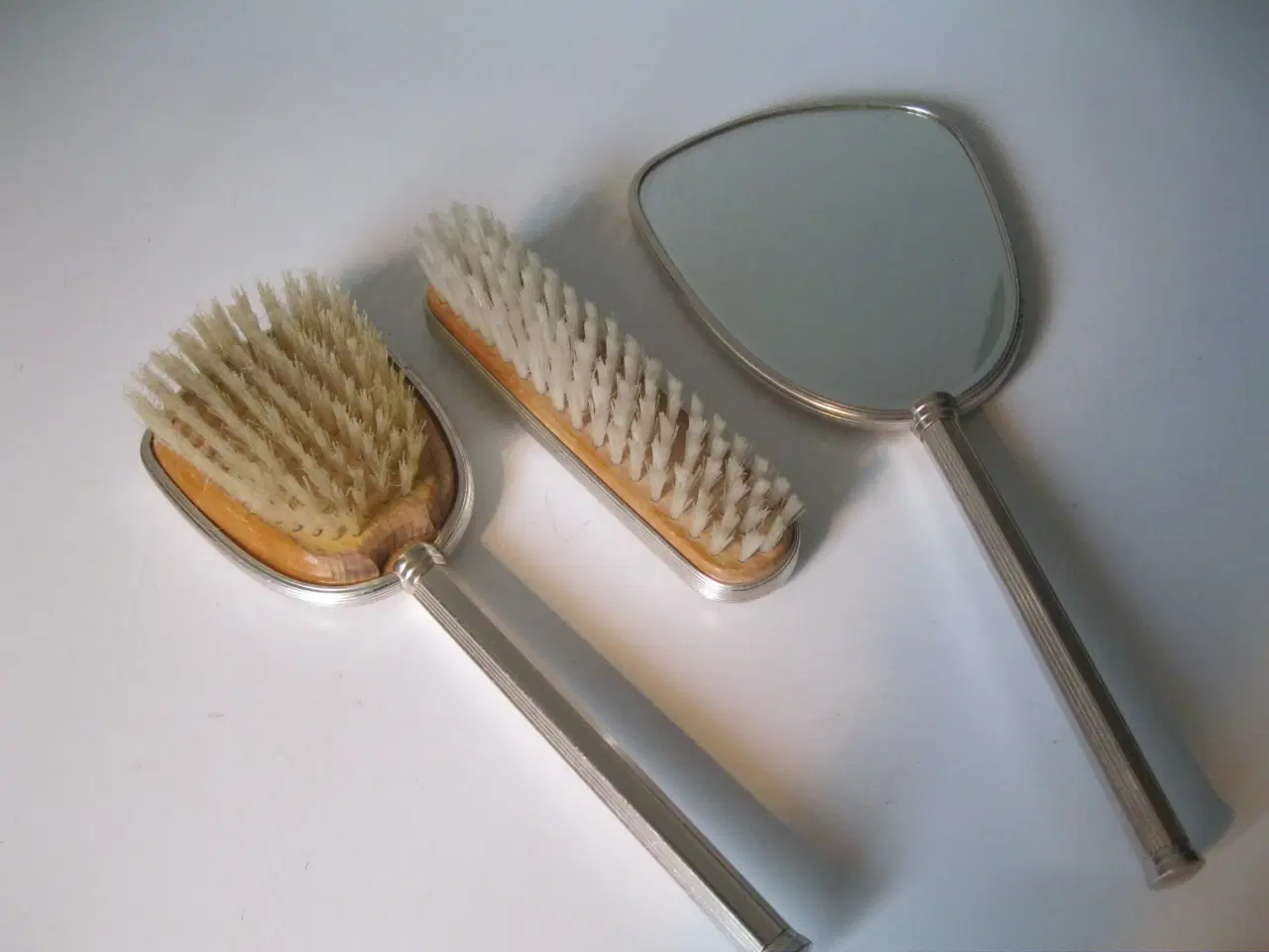 Billede 2 - Ældre toiletbordssæt spejl+børster