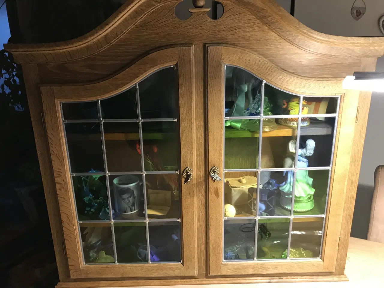 Billede 2 - Hængevitrine med farve glasvinduer