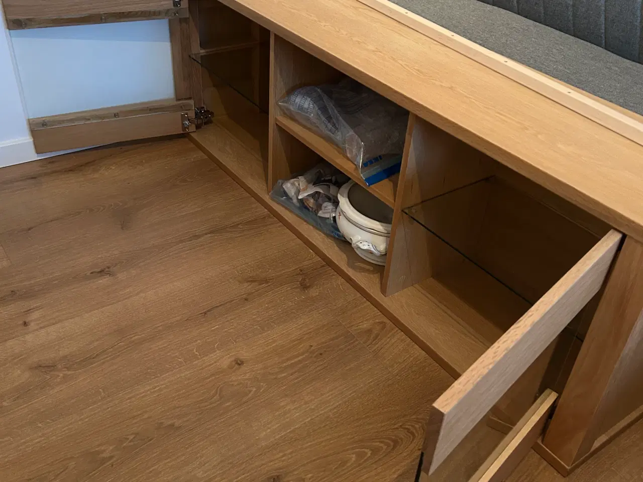 Billede 2 - Væghængt TV bord/vitrine