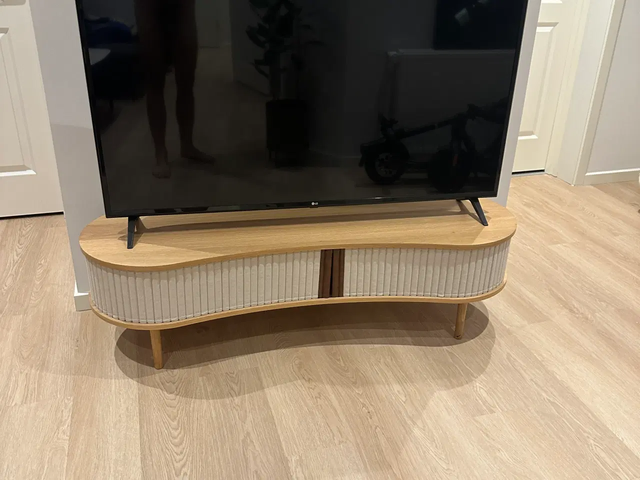 Billede 5 - Umage TV bord i eg