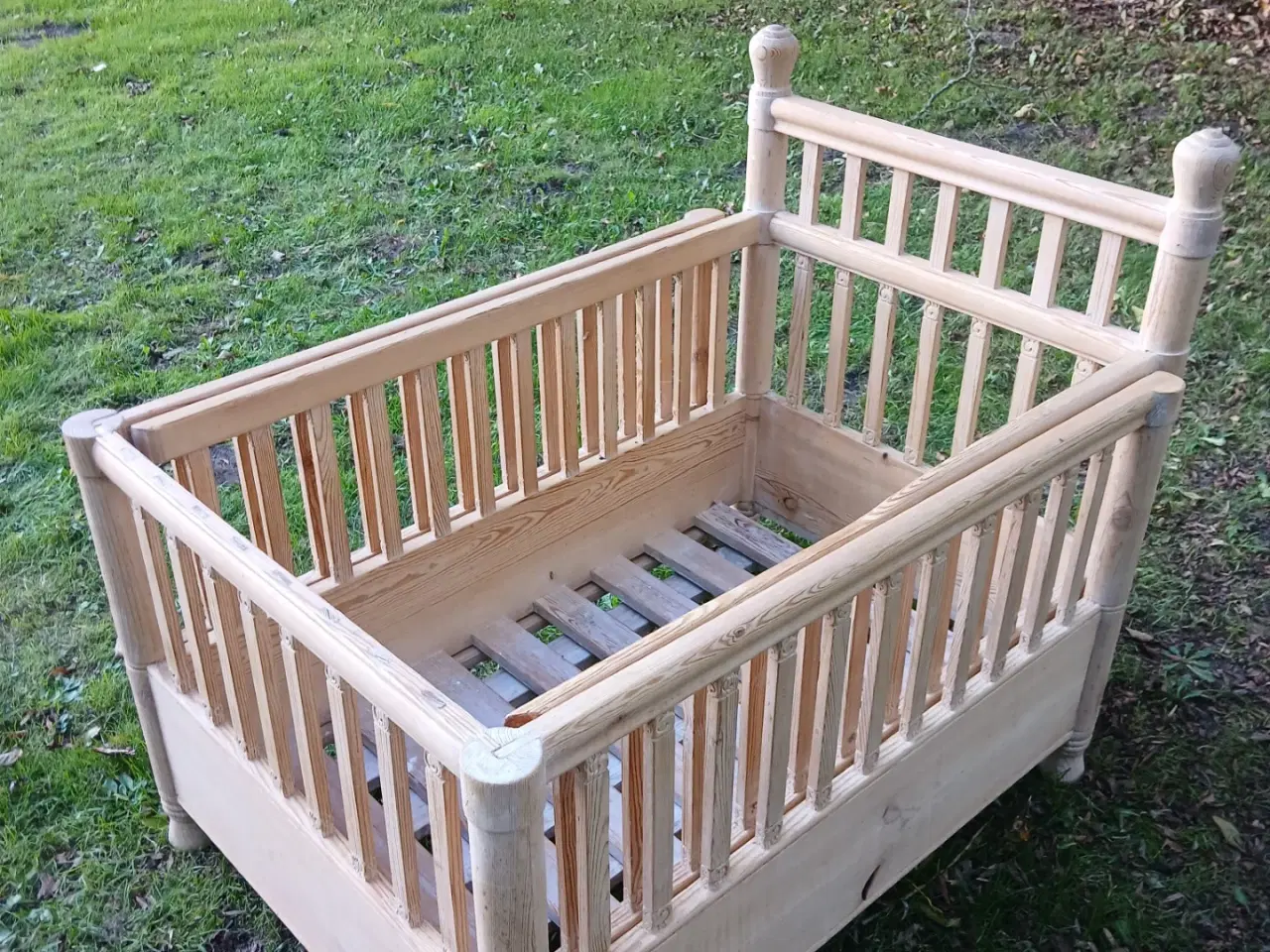 Billede 2 - Antik udtræks børneseng fra omkring år 1900