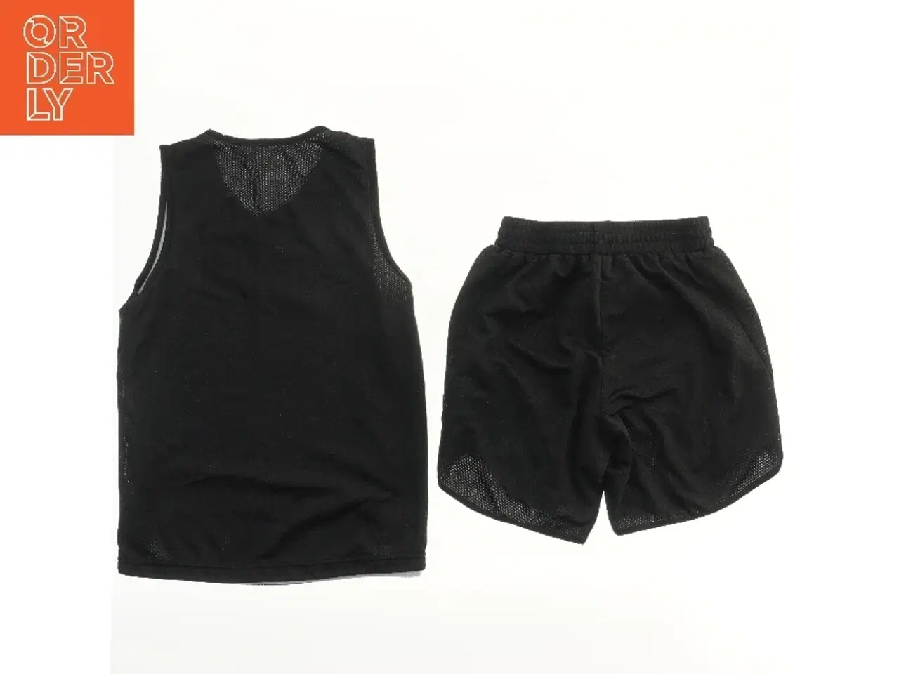 Billede 1 - Sportssæt med top og shorts fra Spalding (str. 128)