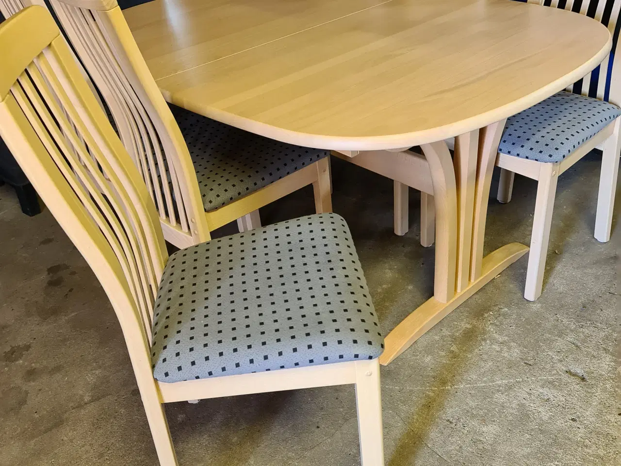 Billede 1 - Spisebord med 6 stole + 2 tillægsplader