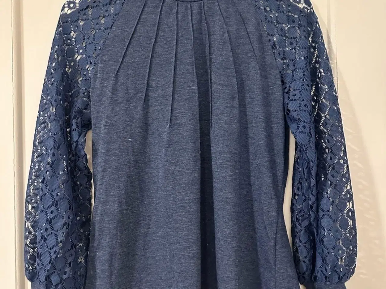 Billede 1 - Smuk blå bluse med fine blondedetaljer